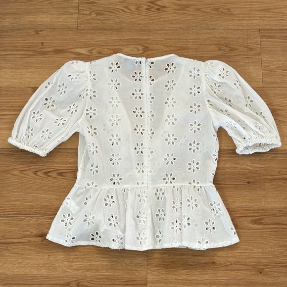 CeCe Women's White Flower Cutout Eyelet Puplum Top Sz XS Preppy Casual Neutral - Picture 7 of 7